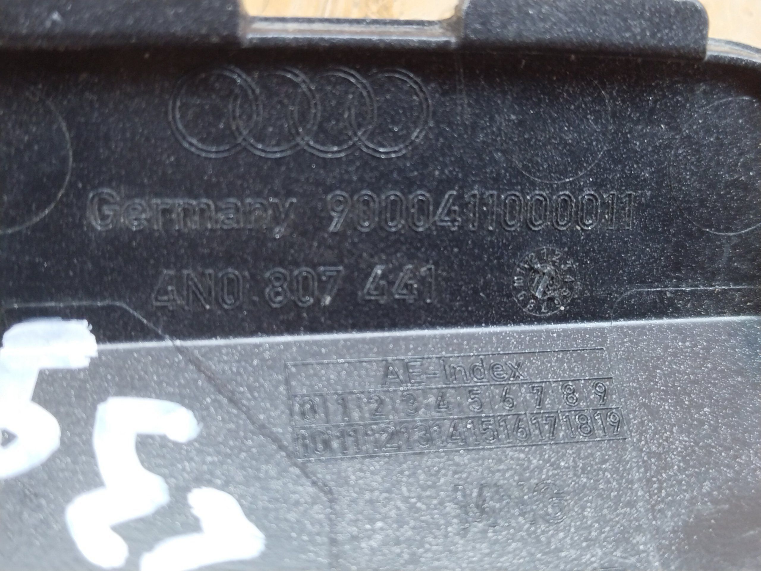 Audi A8 17-22 Заглушка бампера буксировочного крюка задняя 4N0807441