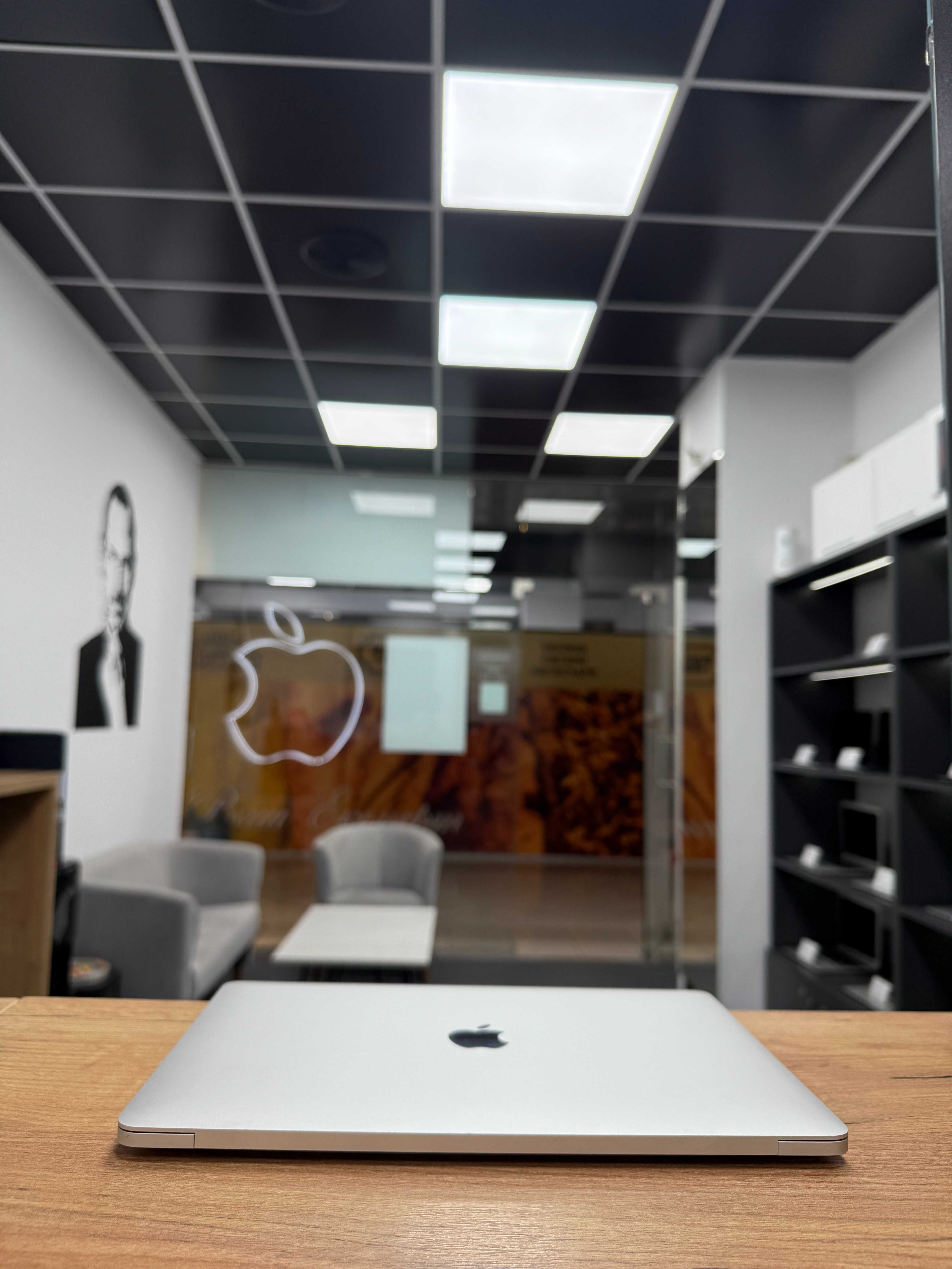 Macbook Pro 2020 (2022) (M1/8gb/256 ssd) повний комплект/ 90236SV