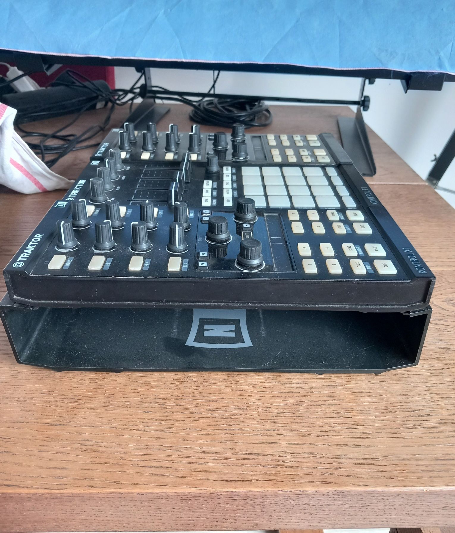 Traktor Kontrol X1 MK2 + F1 + stand