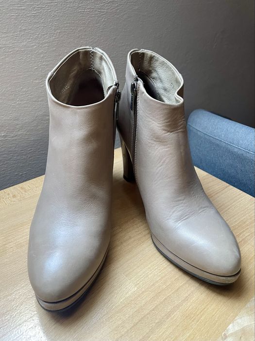 Skórzane, bezowe botki na obcasie Ryłko rozmiar 38