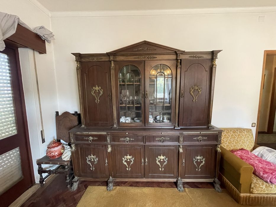 Móvel antigo de sala em madeira maciça com detalhes em bronze