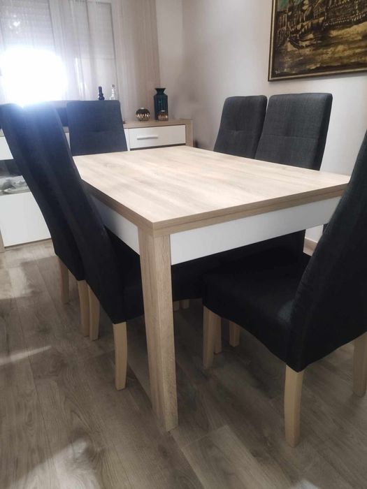 Conjunto Sala de Jantar. Mesa extensível com 6 cadeiras e aparador.