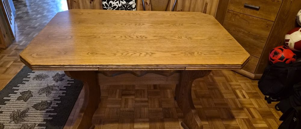 Drewniany stół do jadalni plus 2 krzesła