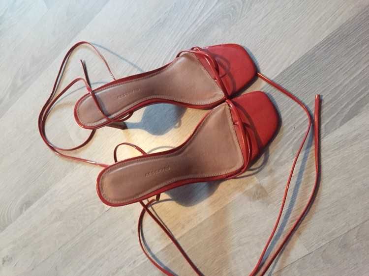 szpilki wiązane na kostce