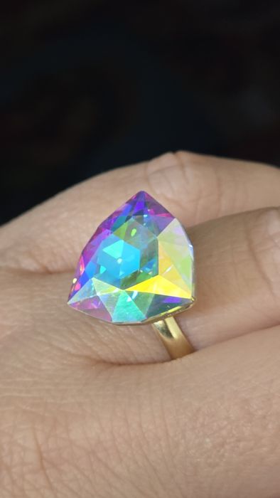 Cudowny pierścionek regulowany z opalizujacym oczkie.