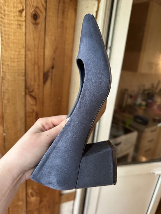 Жіночі елегантні туфлі з гострим носом припиленого синього кольору