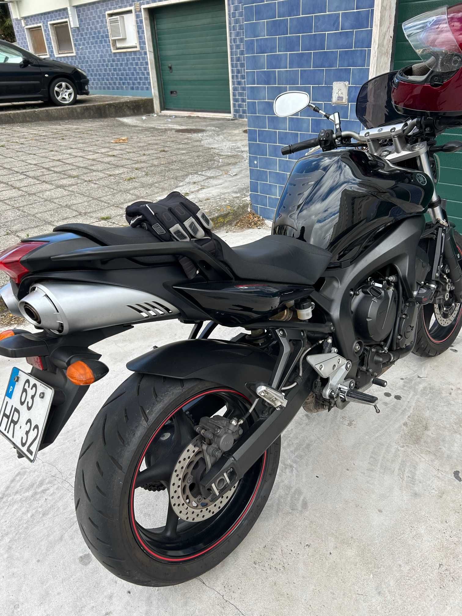 Mota Yamaha FZ6 de garagem em ótimo estado