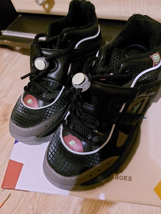 Теплі  кросівки.