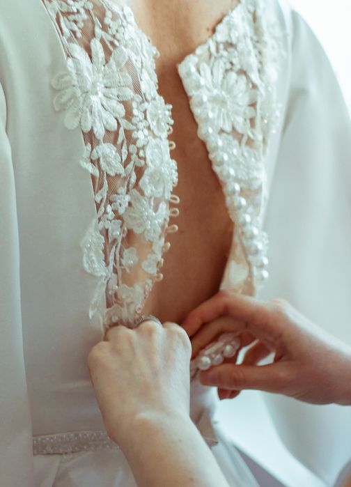 Атласна весільна сукня