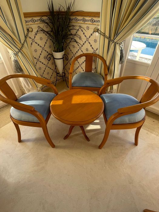 Cadeiras e mesas de bar em madeira