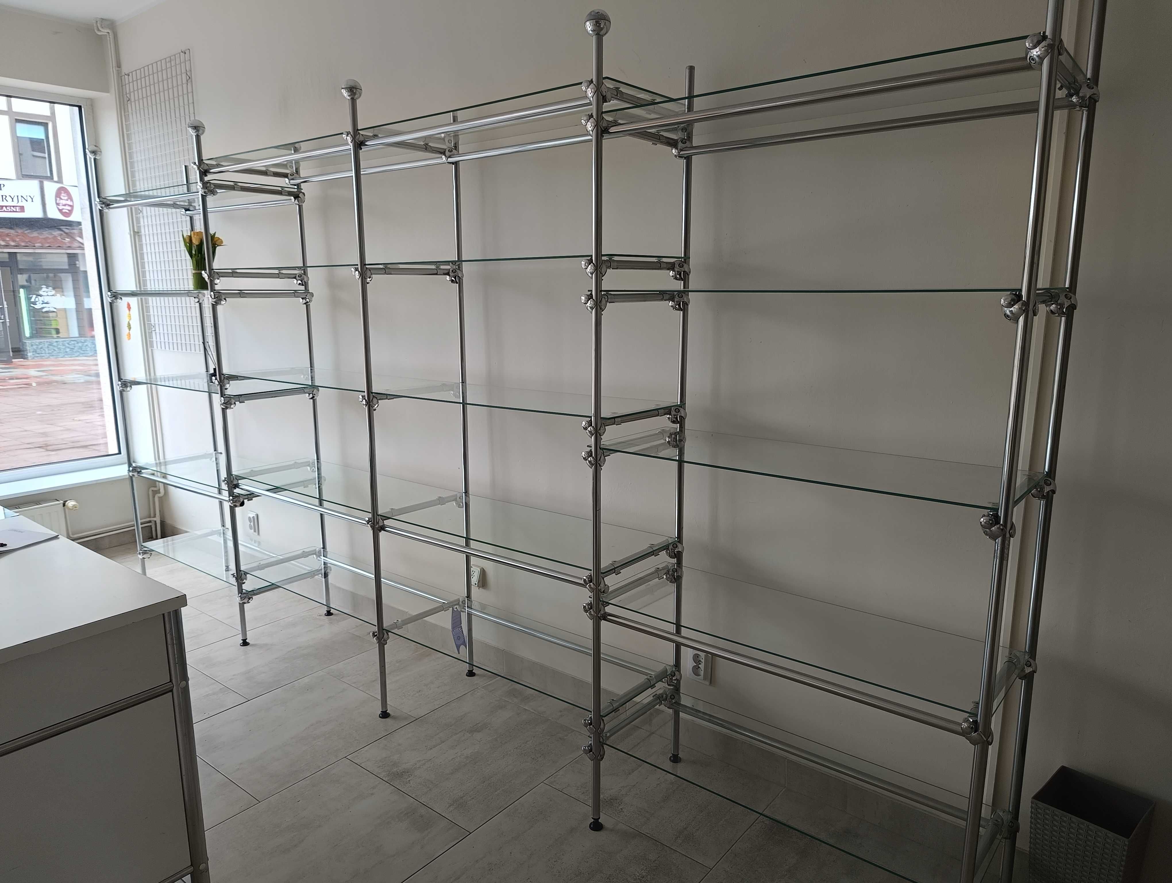 Regał aluminiowy z szklanymi półkami