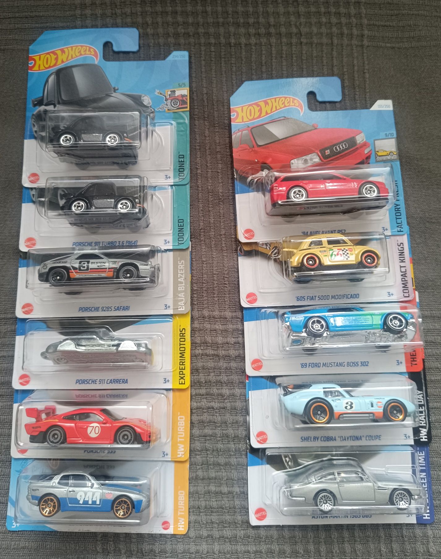 Várias miniaturas Hotwheels