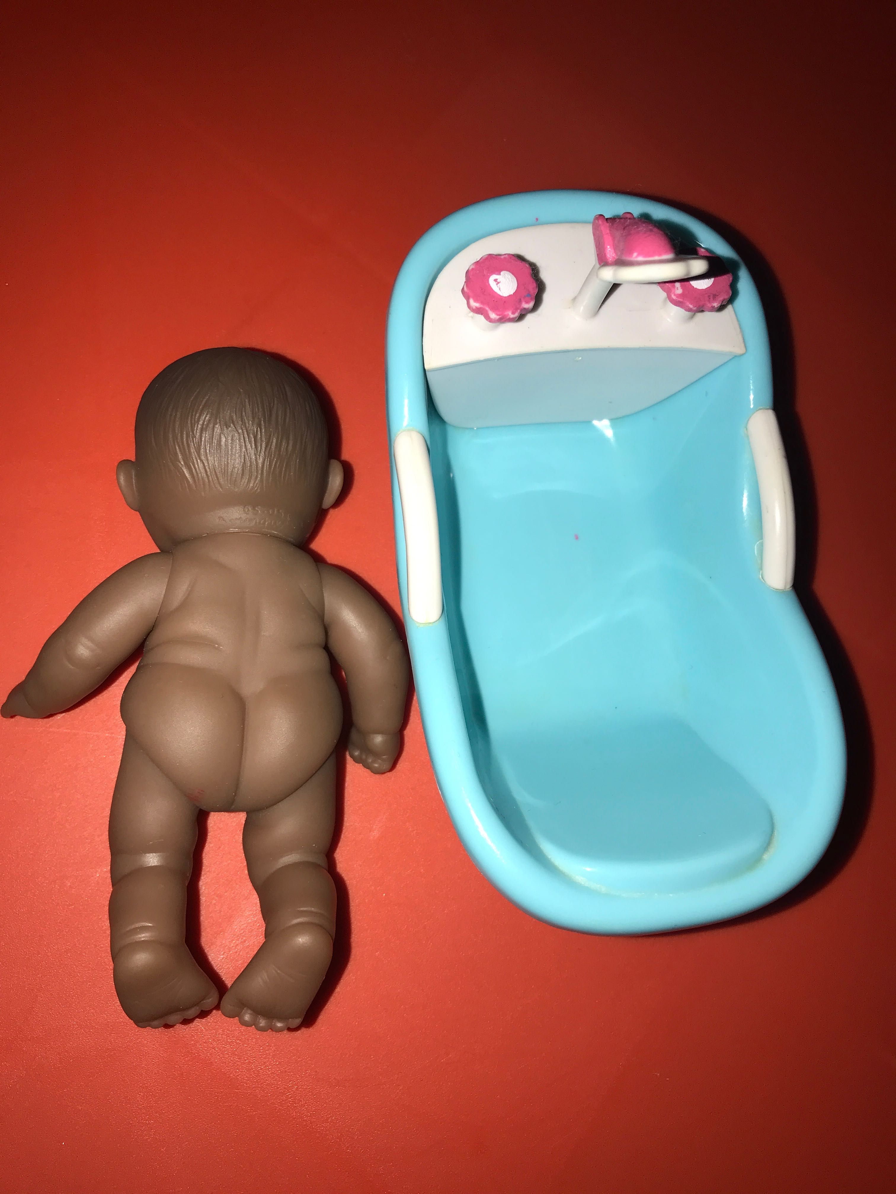 Лялька Пупс з ванночкою JC Toys 13 см, темношкірий (США)