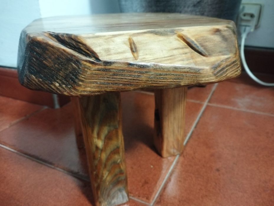 Banquinho rústico madeira