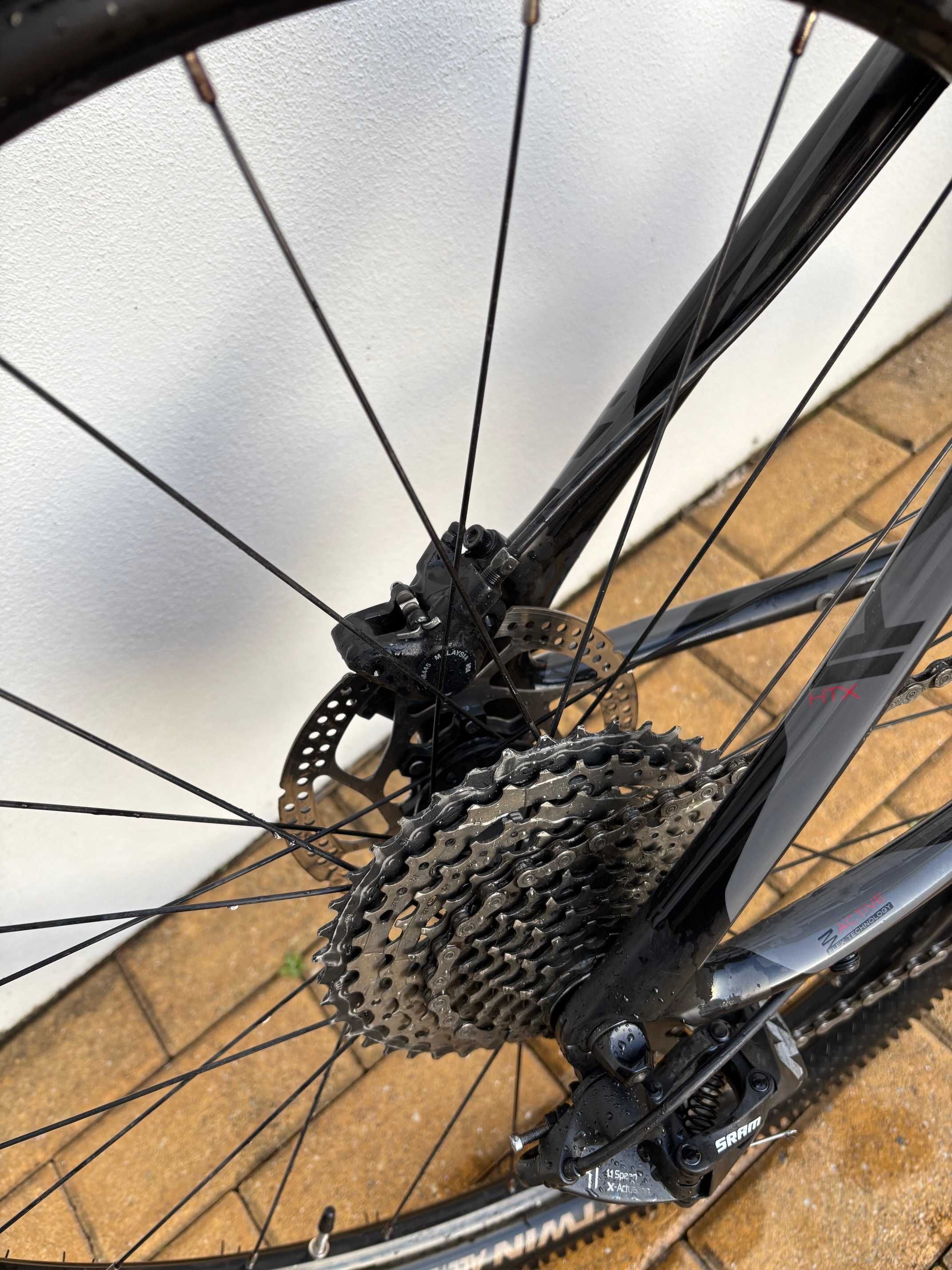 Bicicleta com quadro em carbono