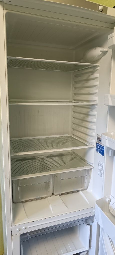 Продам холодильник Indesit.