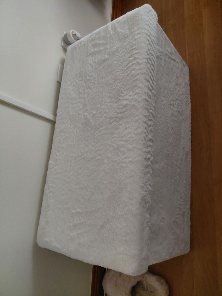 Bau branco para arrumação