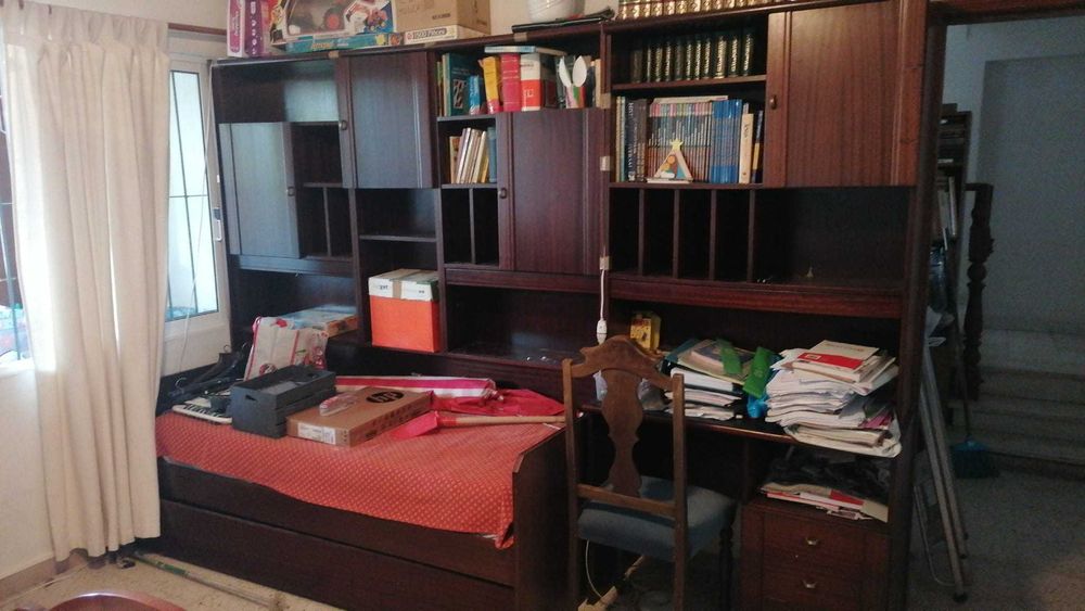 Conjunto de Quarto Completo com cama/gavetão e Estante em Madeira