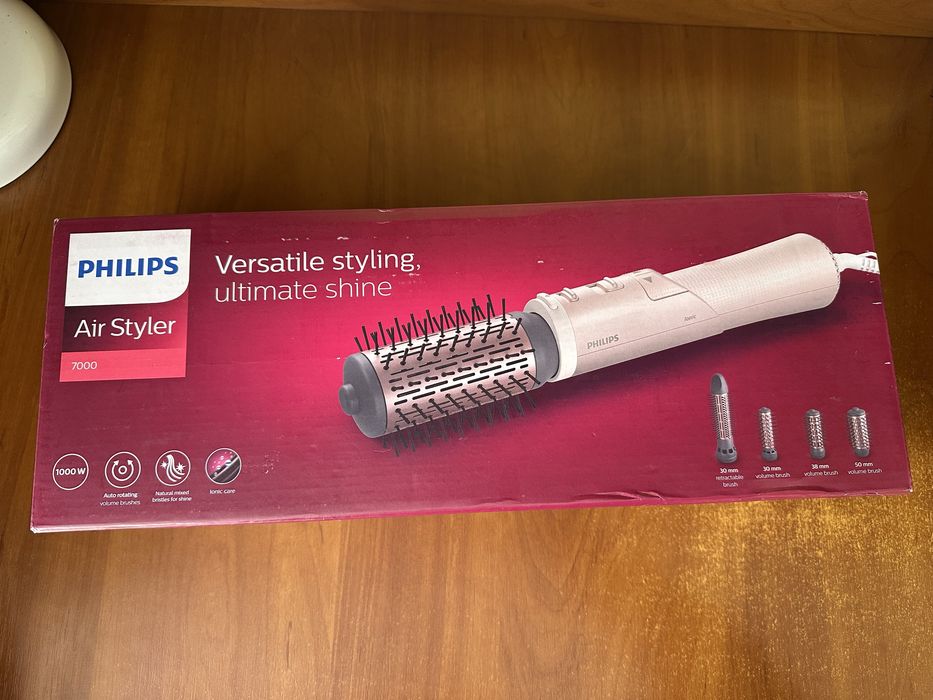 Нова фен-щітка Philips BHA735/00