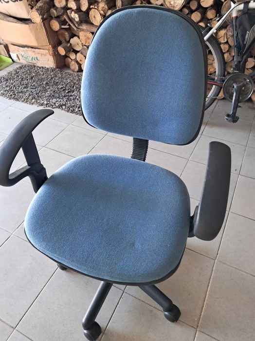 Cadeira de secretária com braços  e ajuste de altura