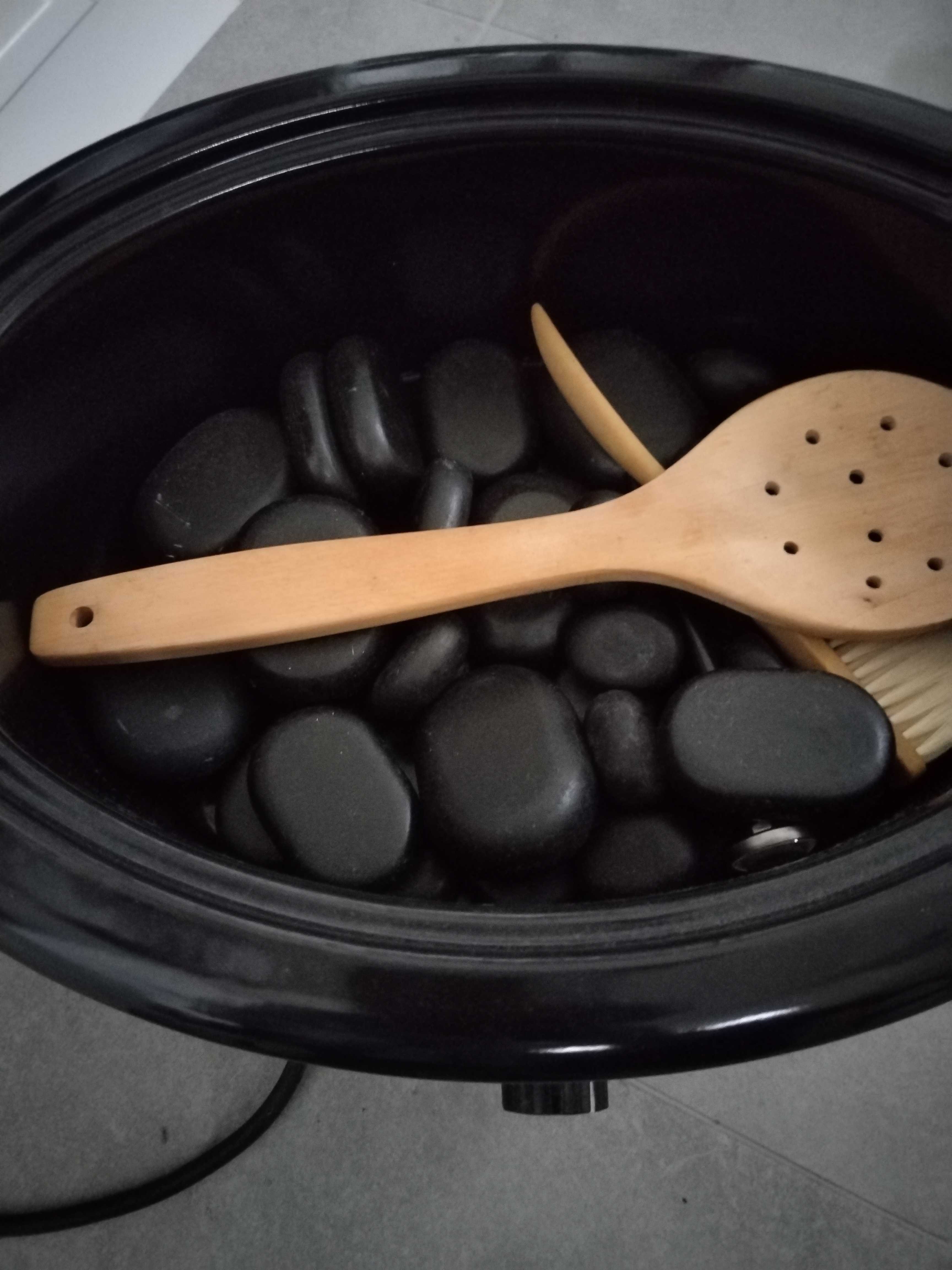 Pedras de massagem e panela