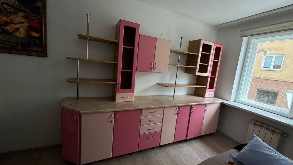 Стінка, в рожевому кольорі