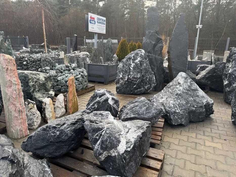 Ozdobne bryły Nero Venato – elegancka dekoracja do ogrodu/patio