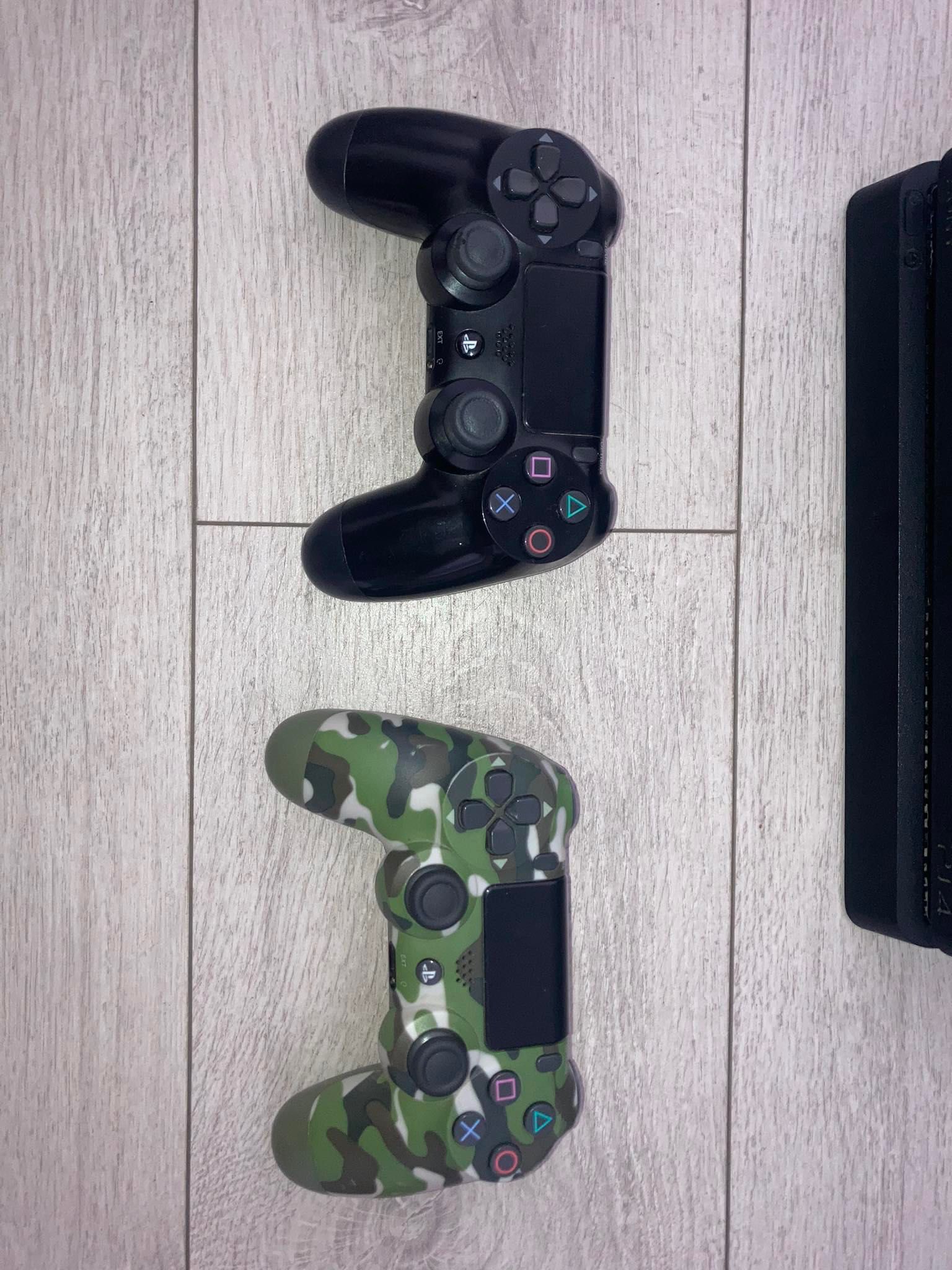 Playstation 4 w zestawie z 2 padami Dualshock oraz 3 grami.