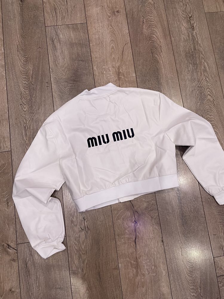 Жіноча біла шкіряна куртка-бомбер Miu Miu