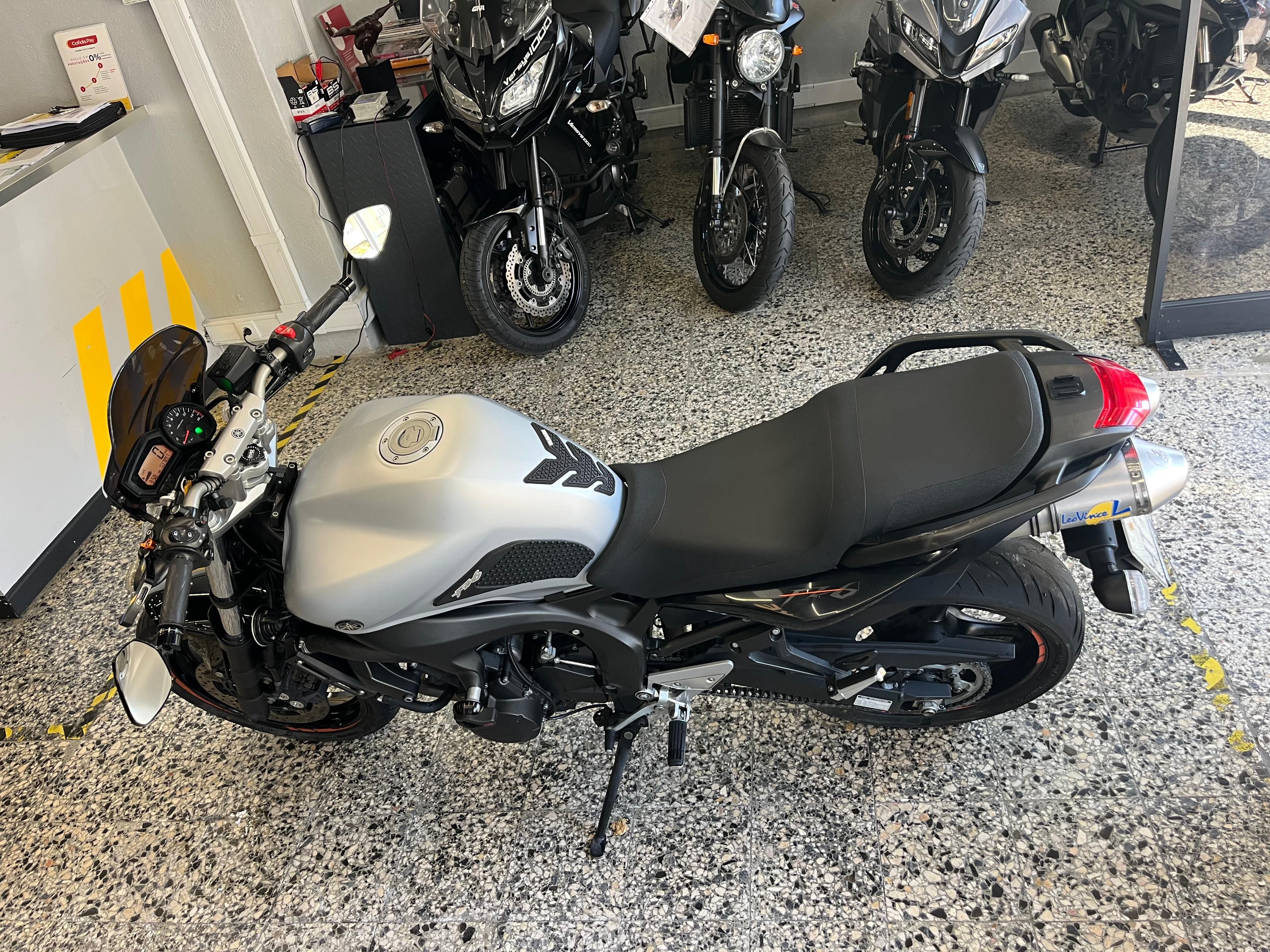 Yamaha FZ6N de 2009 com 37897 Kms, excelente estado, Varios Extras
