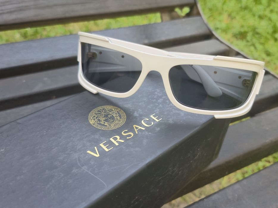 Extra modny biale okulary przeciwslonieczne VE 4446 od Versace!