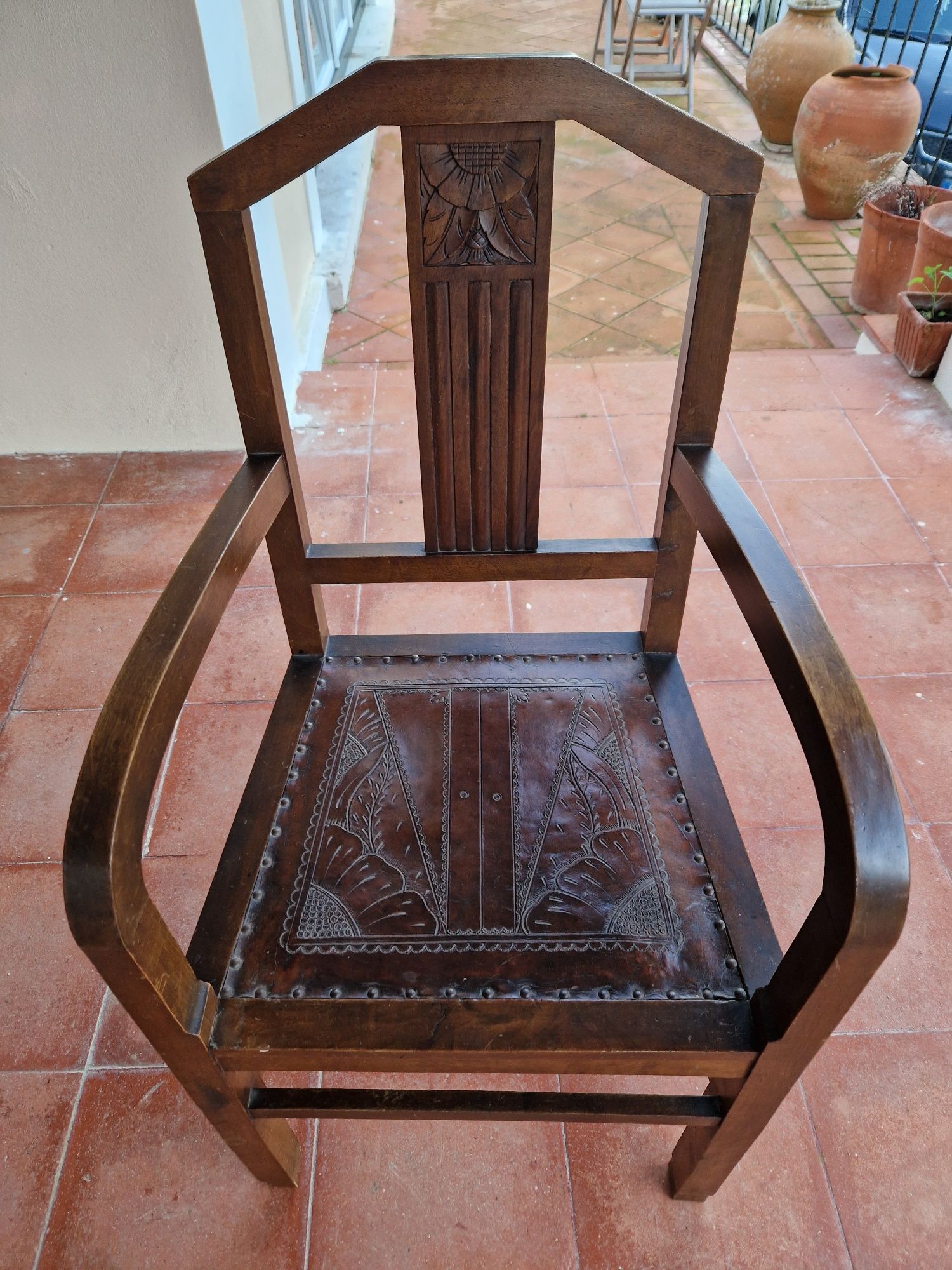 Vendo 8 cadeiras em mogno e assento em couro+ 2 cadeiras de braços