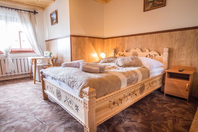 Łóżko drewniane góralskie w stylu zakopiańskim goralskie lite drewno