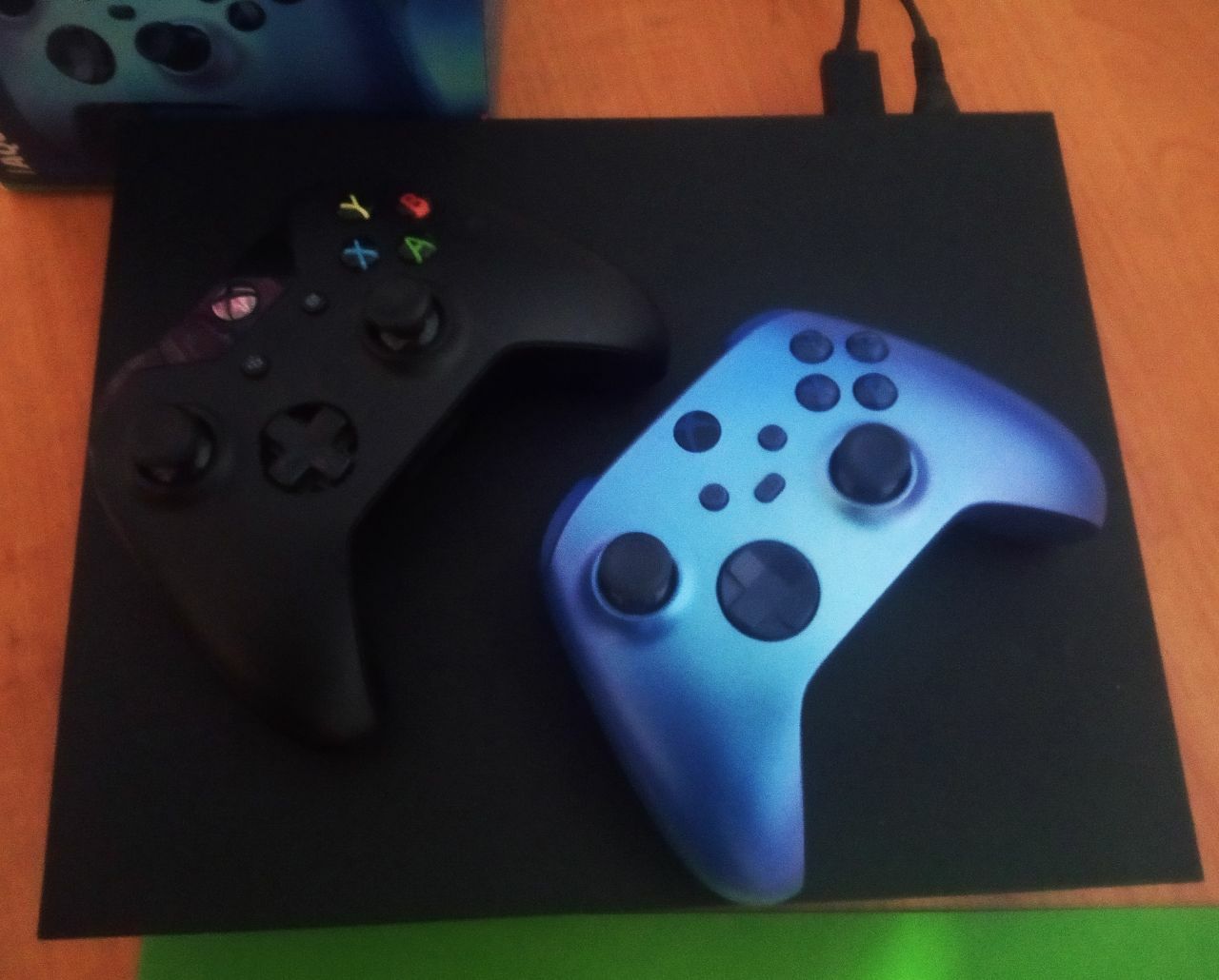 Xbox one X 1t + два контролера + игри