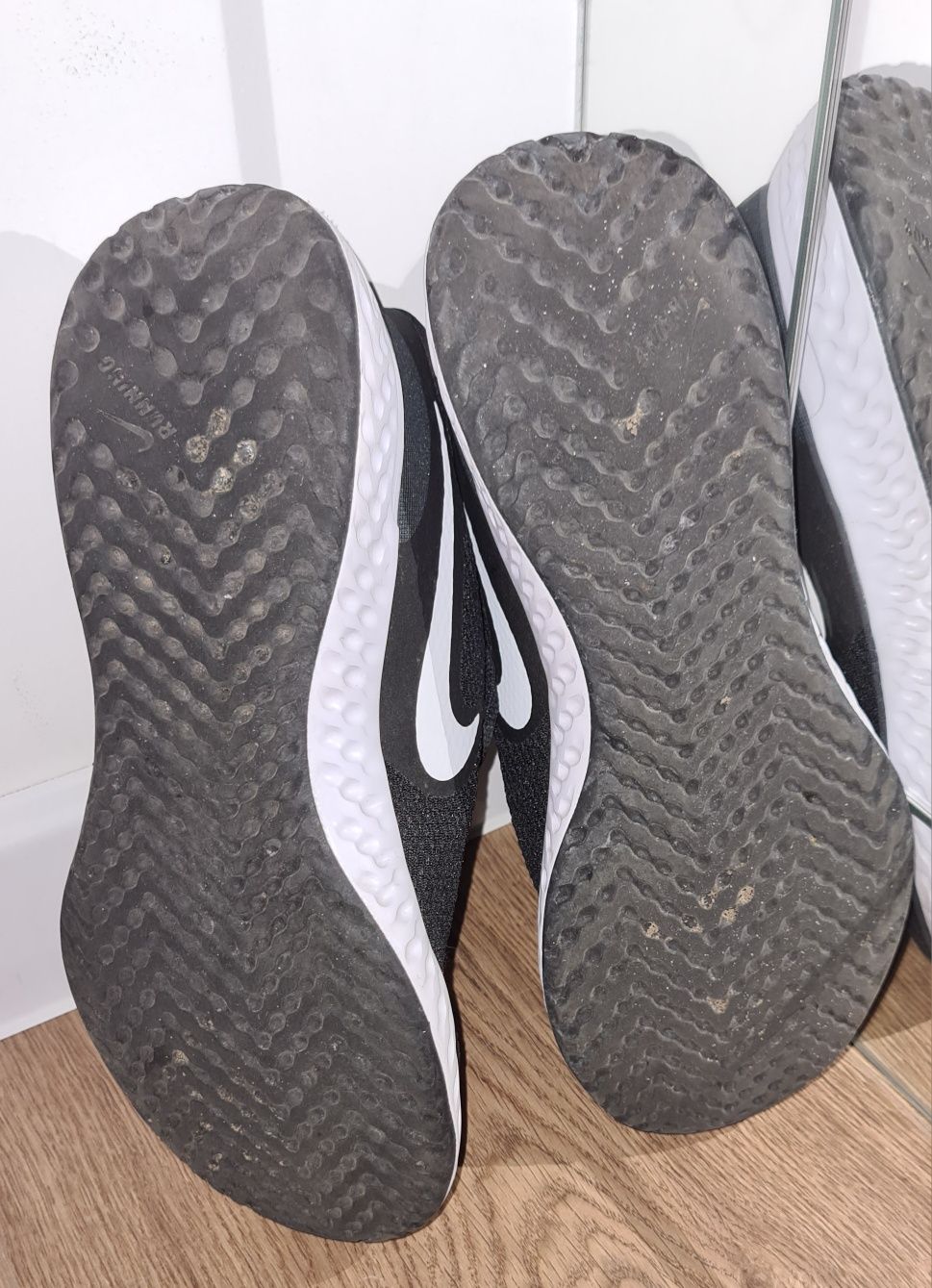 Buty Nike Revolution 5 (GS) Czarne rozmiar 37,5