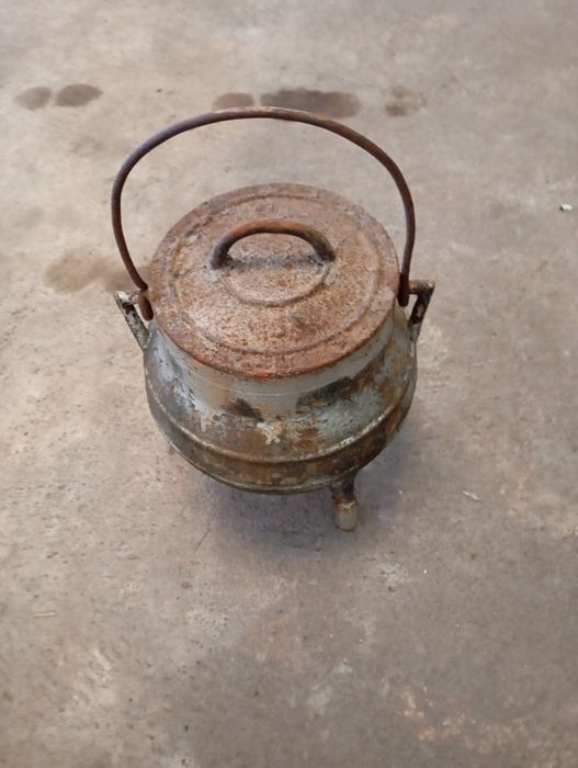 Vendo esta panela antiga muita bonita bom estado de ferro