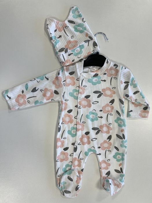 Pajacyk niemowlęcy kwiaty +czapeczka r.0/3m