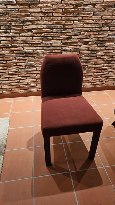 Cadeira estofada em madeira