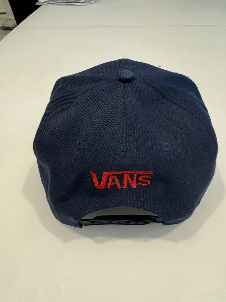 Bonés Quiksilver e Vans