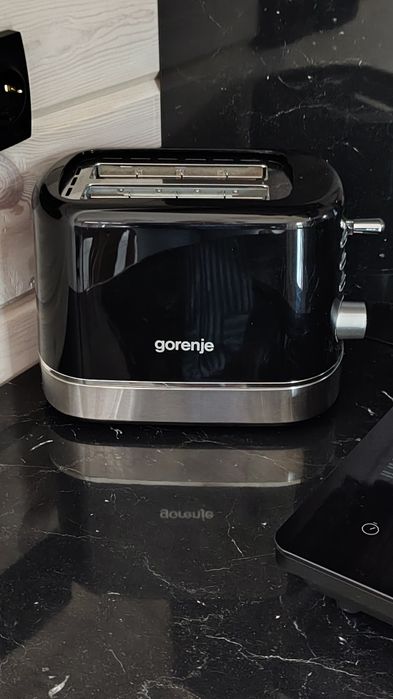 Здається подобово будиночок у лісі