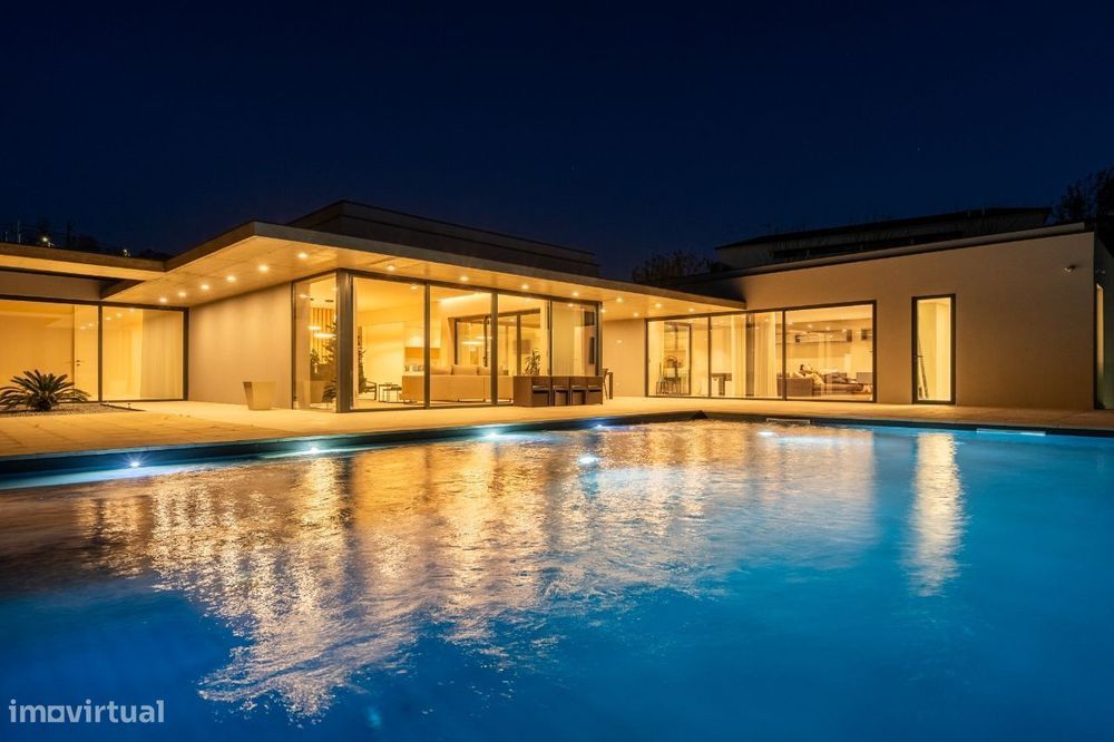 Moradia Térrea V4+1 com piscina e vistas panorâmicas