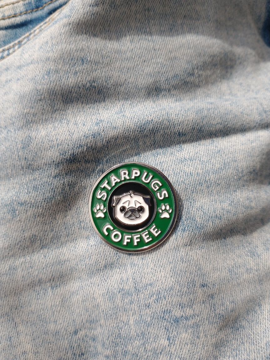 Pins pin przypinka wpinka broszka Starbucks starpugs buldog pies kawa