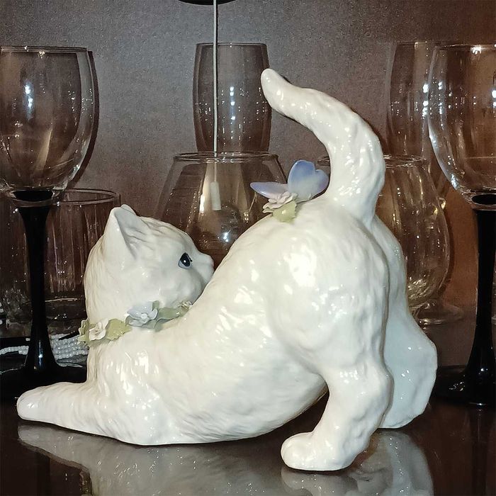 Фарфоровая фигурка "Потягивающийся кот". Высота 18 см.