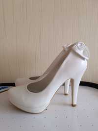 Весільні білі туфлі. Свадебные белые туфли