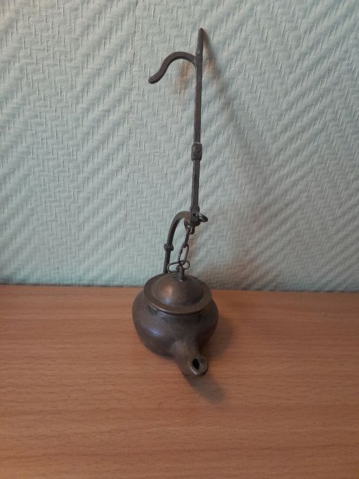Lampka oliwna z mosiądzu stojącą i wisząca