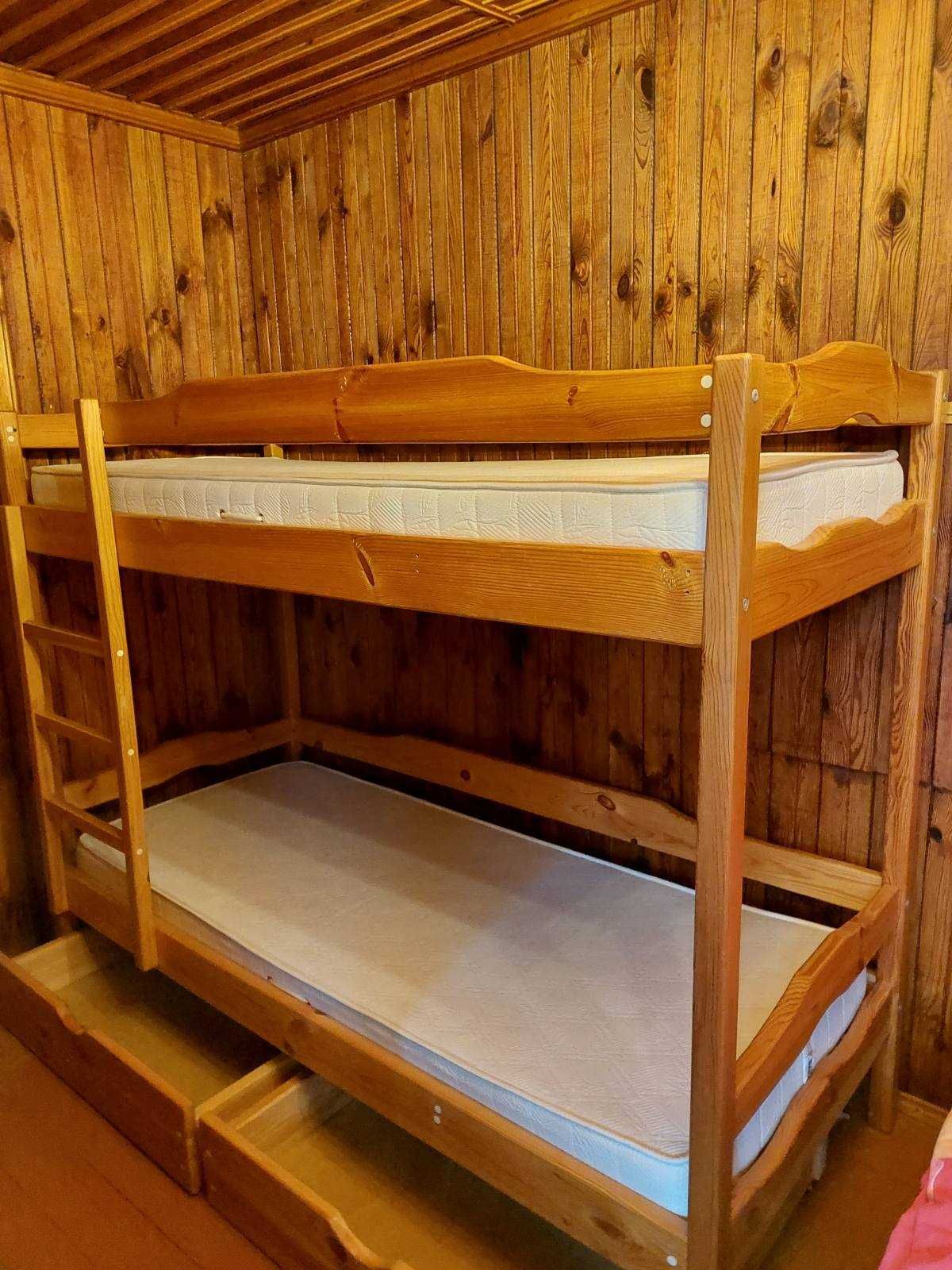 Кровать двухярусная деревянная с матрасами.Ліжко двухярусне.