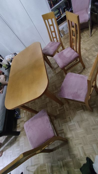 Stół drewniany z krzesłami