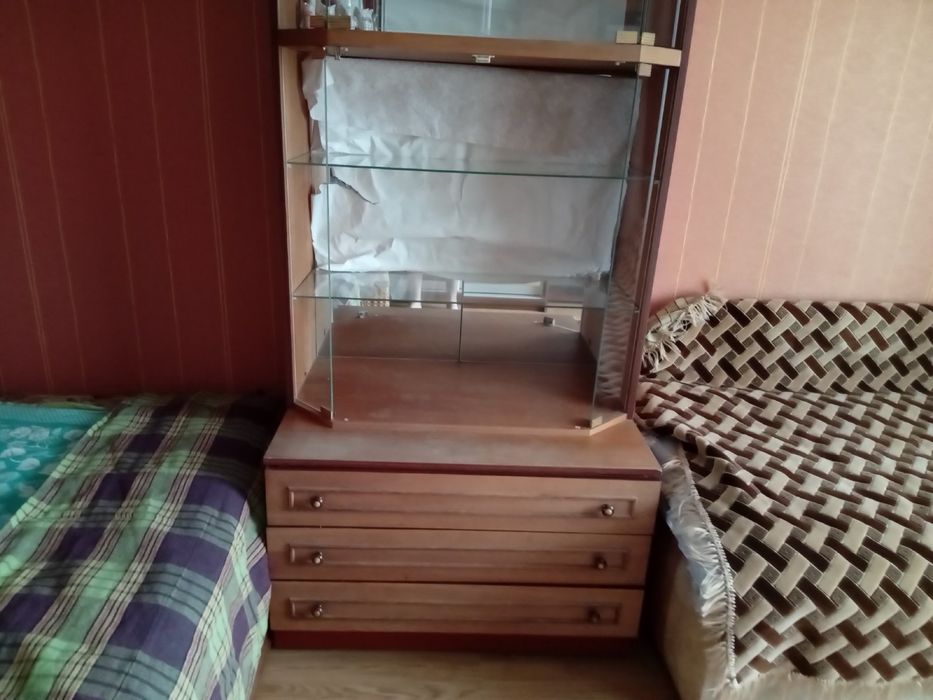 Шафа зі склом і скляними поличками.