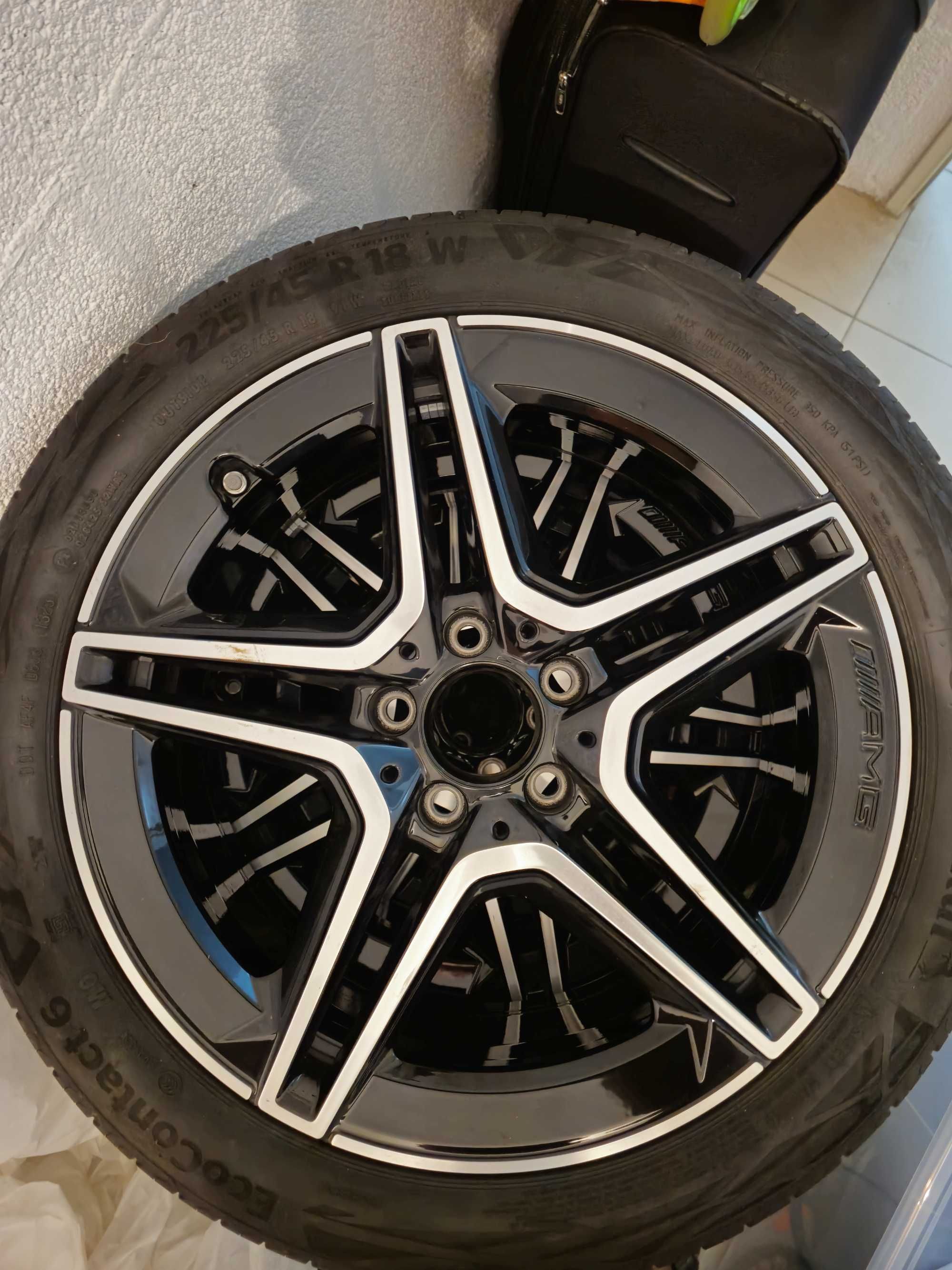 Jantes novas originais Mercedes AMG de 18 polegadas.