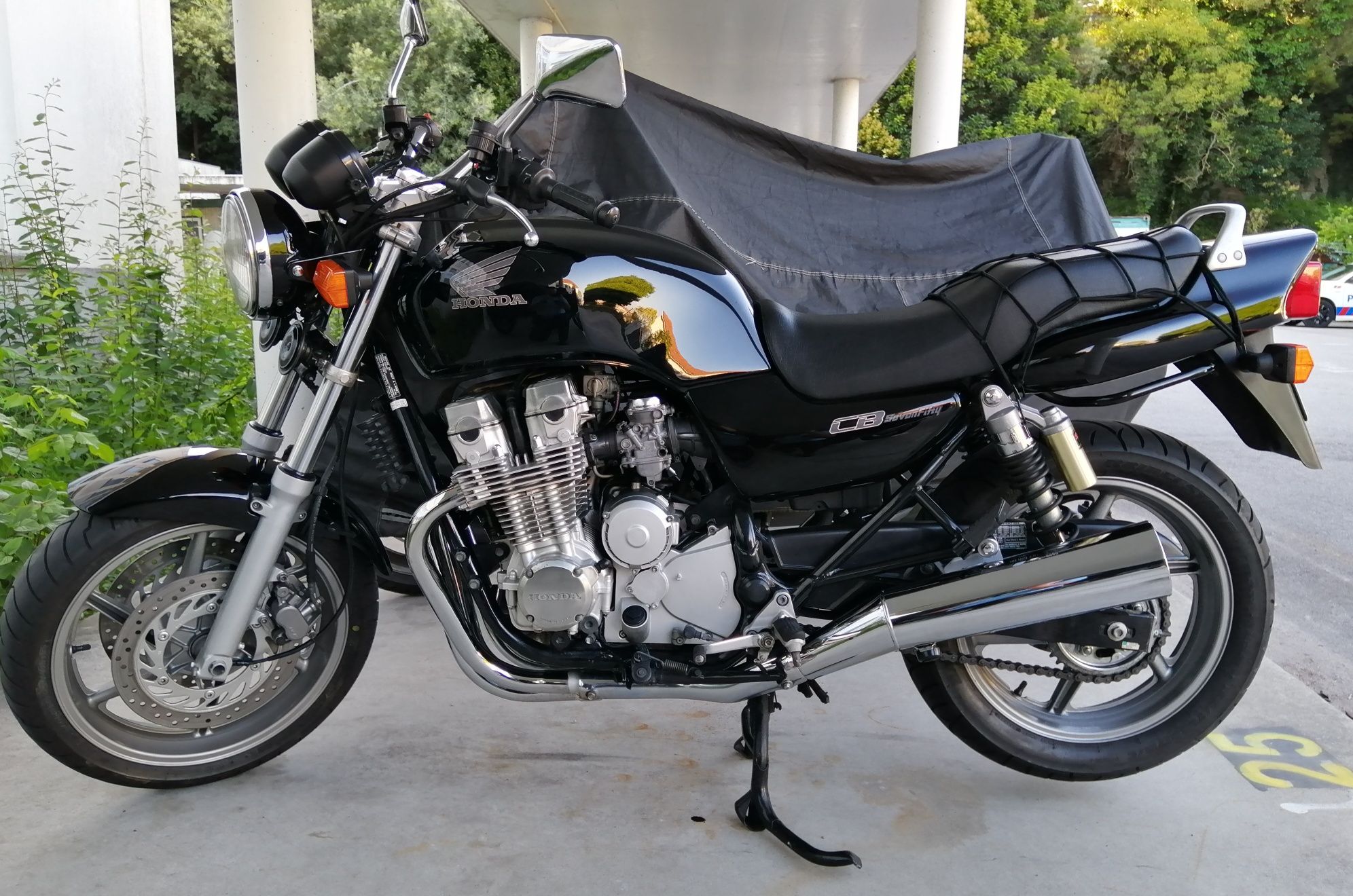 Moto Honda CB 750 preta